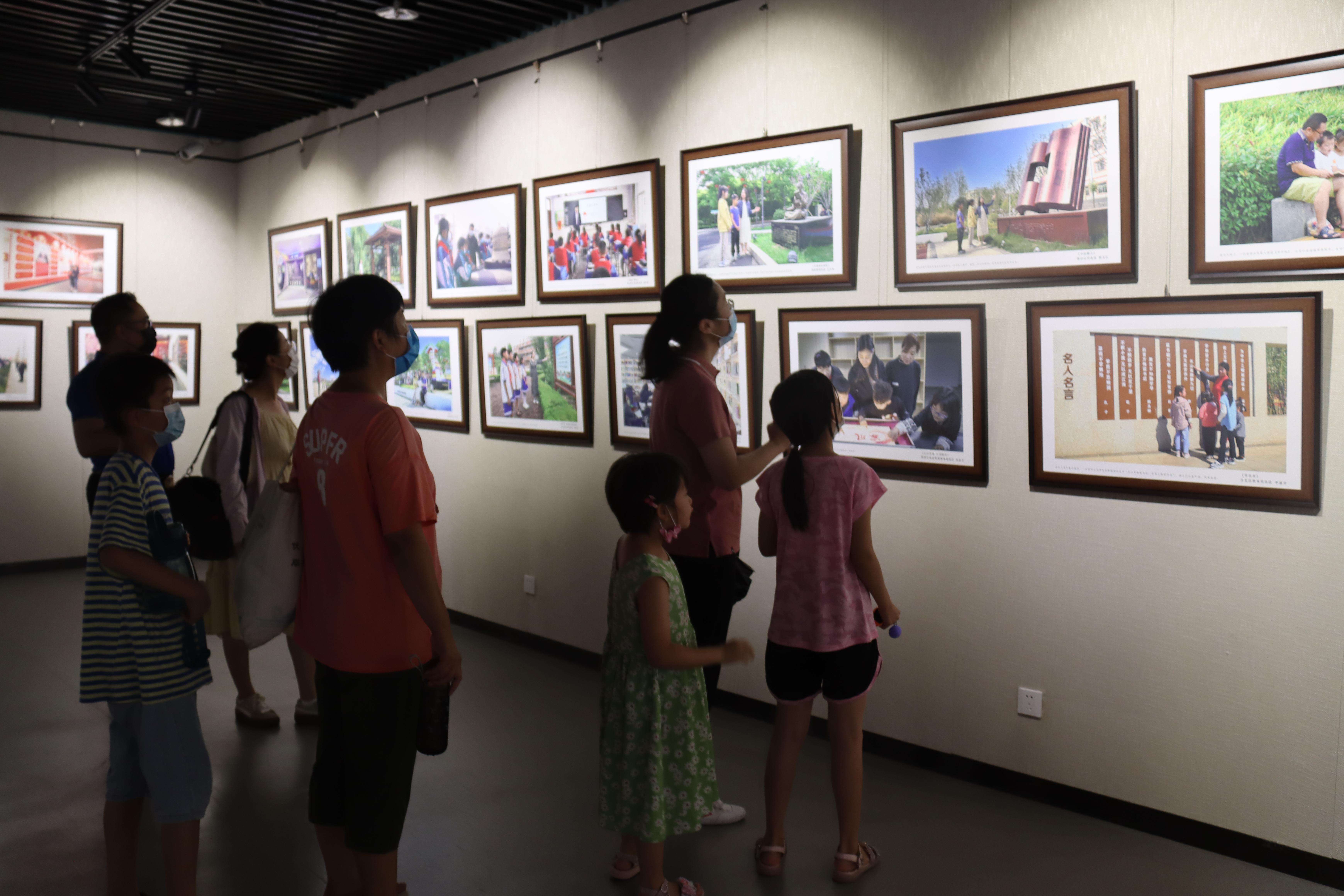 翰墨传廉韵 清风润初心——市纪委监委各派驻纪检监察组参观清廉鹤壁书法摄影展